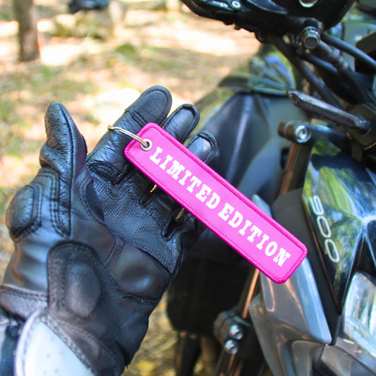 Porte clé moto en tissu rose brodé Limited Edition