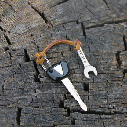 Porte clé original en forme de clé plate avec cordon en cuir.