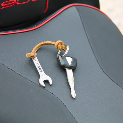 Porte clé de la marque Rouille en utilisation avec clé de moto