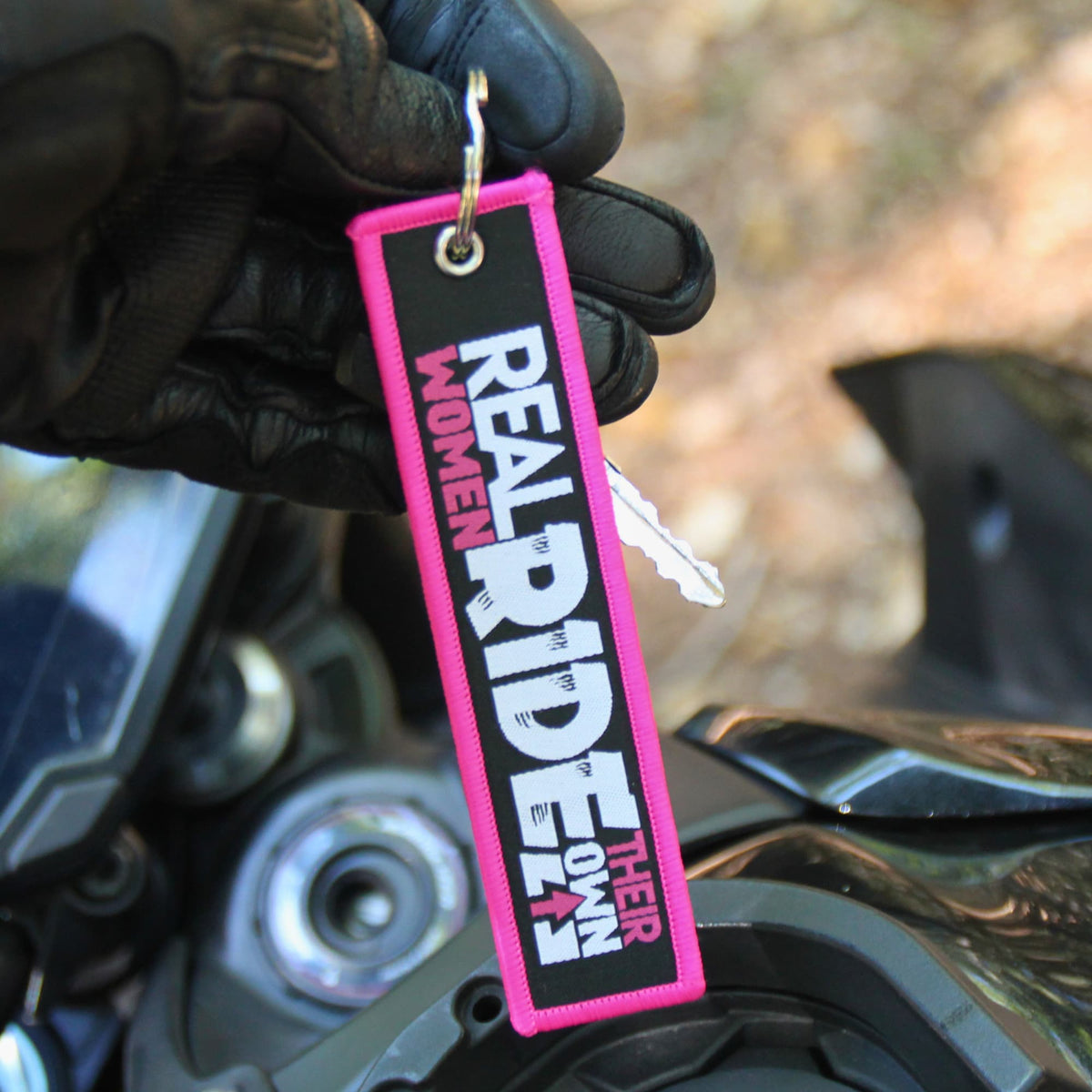 Porte-clés moto tissu brodé "Real Women Ride their own" (les vrais femmes conduisent leur propre (moto)"