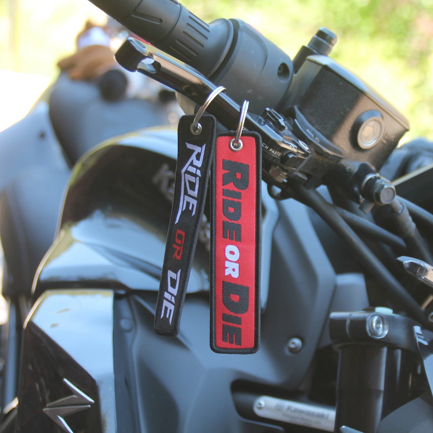 Porte clé moto tissu brodé Ride or Die recto verso (un côté noir un côté rouge)
