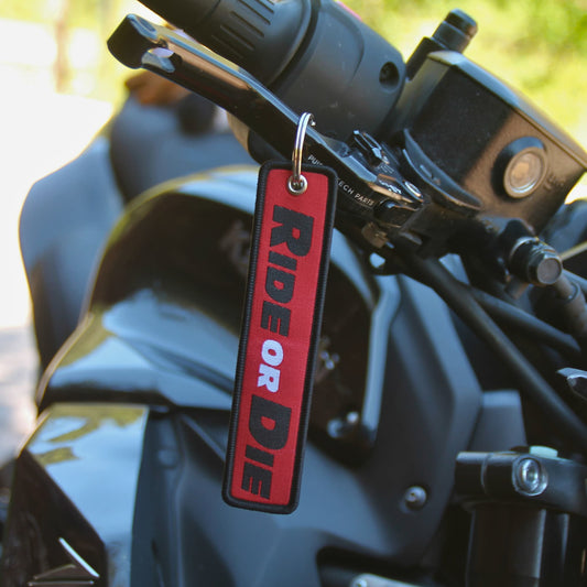 Zoom sur le porte clé moto tissu Ride or Die