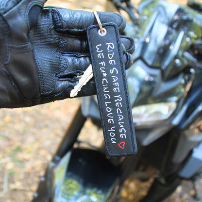 Porte clé moto tissu brodé avec texte brodé 