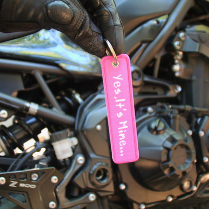 Porte clé moto en tissu rose brodé Yes it's mine... 