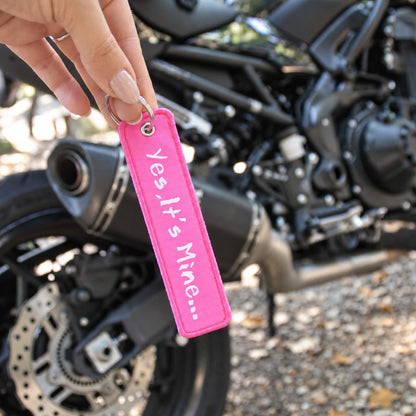 Porte clé moto en tissu rose brodé Yes it's mine... Cadeau original pour motarde !