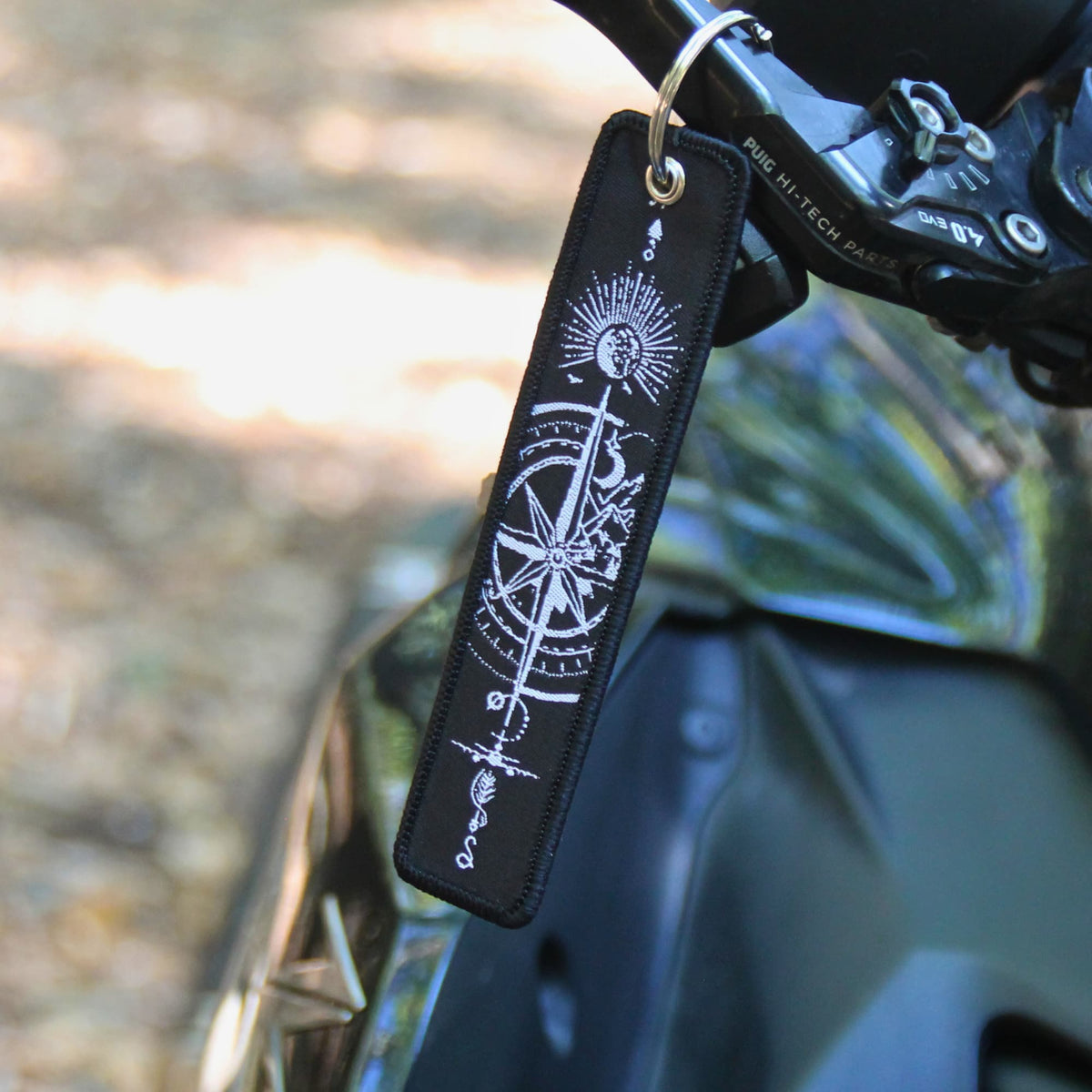 Beau cadeau motard pas cher ! Le porte clé tissu brodé rose des vents.