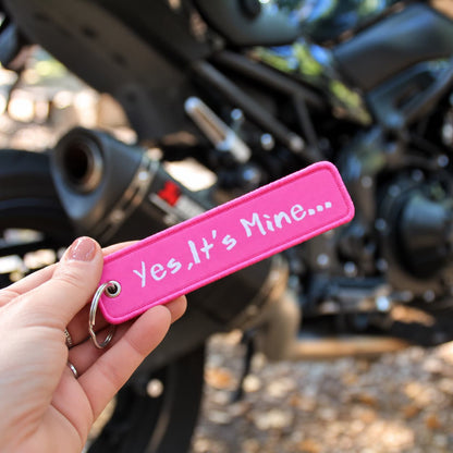 Porte clé moto tissu rose Yes it's mine... Cadeau motarde