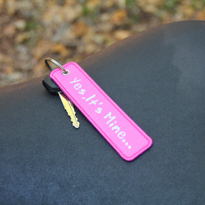 Porte clé moto en tissu rose brodé Yes it's mine... cadeau pas cher pour motarde