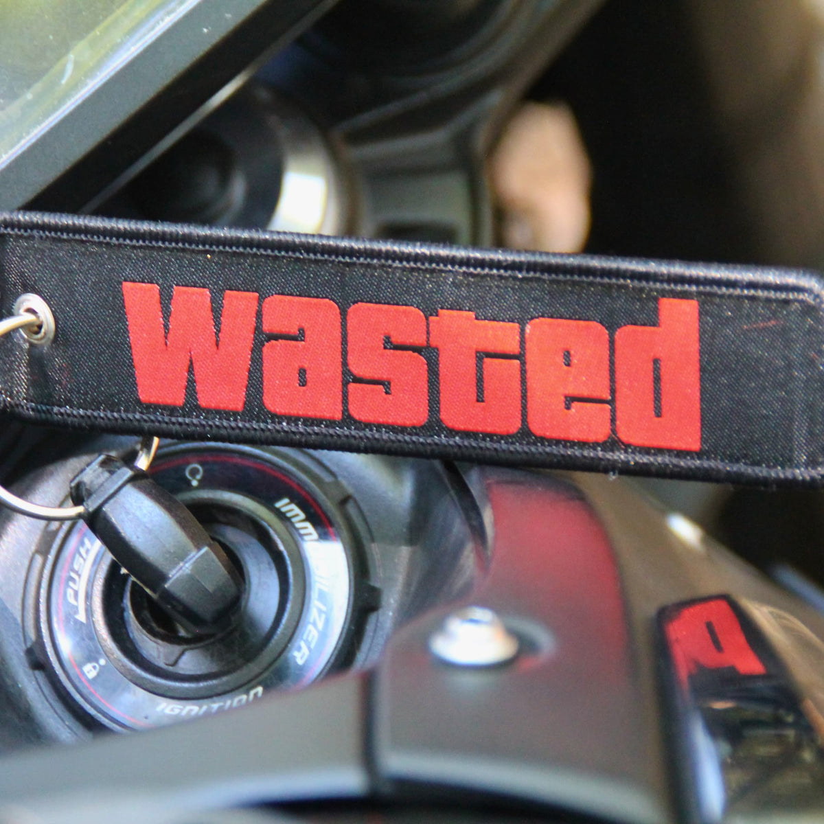Zoom sur la broderie du Porte clé moto en tissu WASTED 