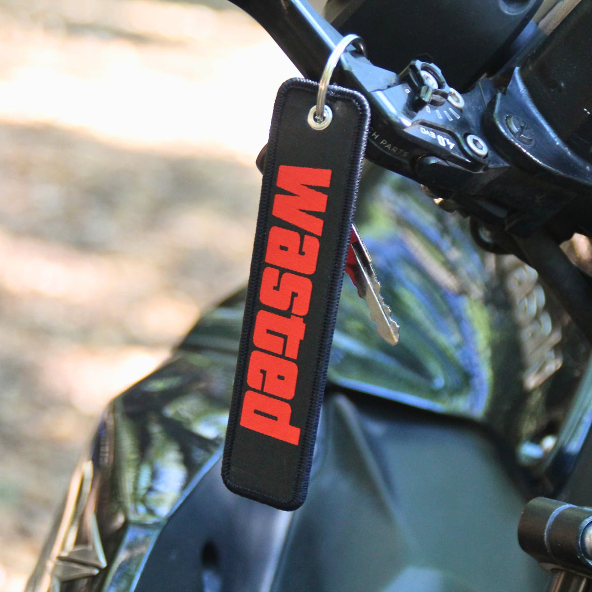 Porte clé moto en tissu brodé rouge sur noir de l'inscription WASTED ("éliminé").