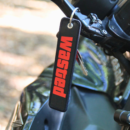 Porte clé moto en tissu brodé rouge sur noir de l'inscription WASTED ("éliminé").