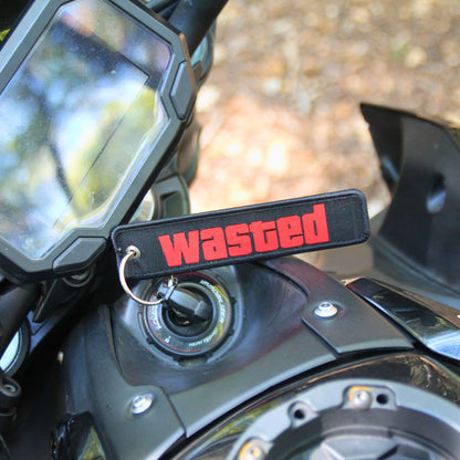 Porte clé moto en tissu brodé rouge sur noir de l'inscription WASTED ("éliminé") inspiré de l'univers gaming.