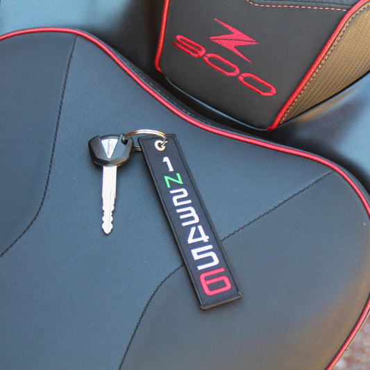 Porte clé moto 1N23456 posé sur selle avec clés moto