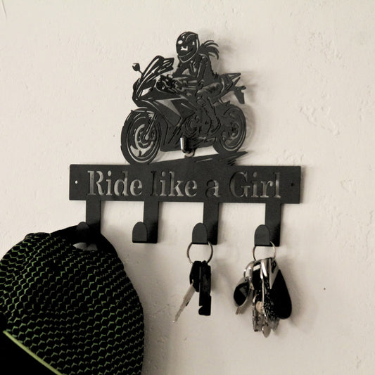 Porte clé mural en acier découpé au laser représentant une motarde et l'inscription Ride Like a Girl 