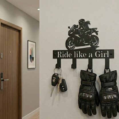 Porte clé mural en acier découpé au laser représentant une motarde et l'inscription Ride Like a Girl en situation dans un intérieur moderne