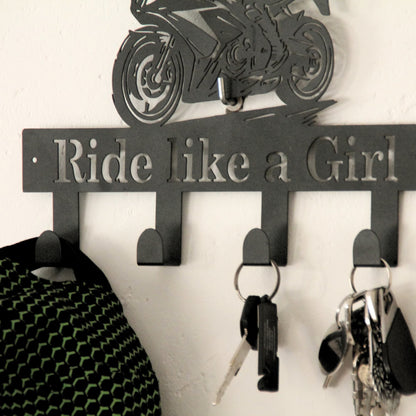 Zoom sur le orte clé mural en acier découpé au laser motarde Ride Like a Girl 