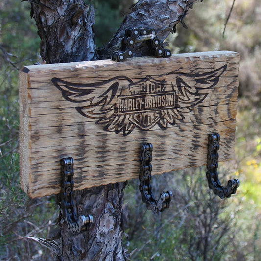 Porte-clé mural en bois gravé Harley Davidson vue entière sans accessoires, cadeau motard décoratif