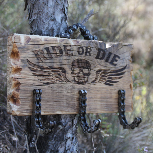 Porte-clé mural en bois gravé Ride or Die avec tête de mort ailée et crochets en chaine de moto recyclée
