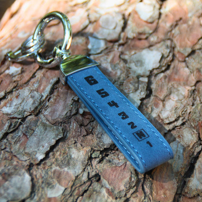 Porte clé en simili cuir bleu gravé 1N23456. Idée cadeau motard originale !