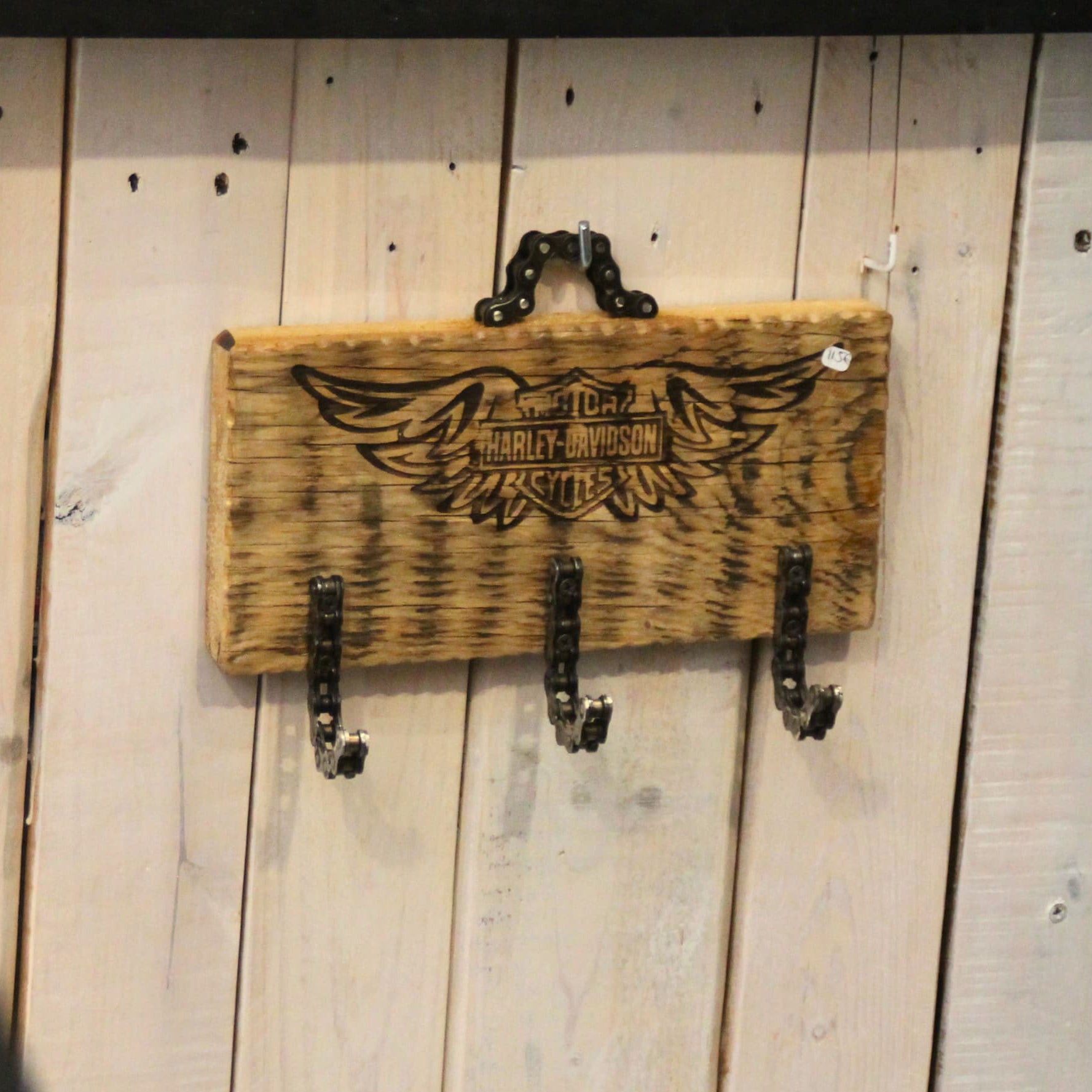 Porte clé mural artisanal en bois et chaine de moto Harley Davidson