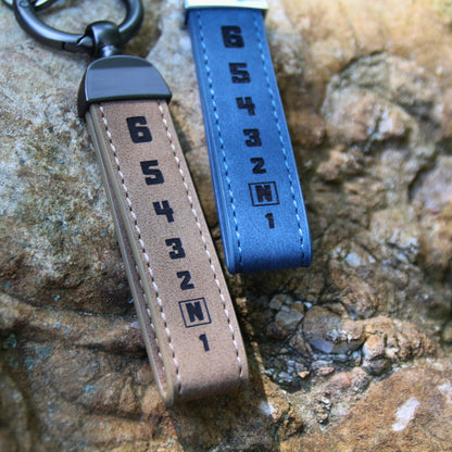 Duo de porte clés en simili cuir gravés du 1N23456, symbole de motards.