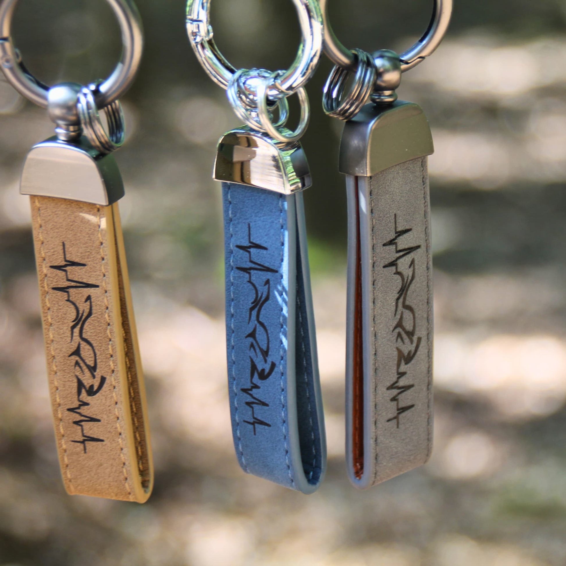 Porte clés faits main en simili cuir gravés d'une ligne de vie traversant une moto. Idée cadeau originale pour passionné de moto !