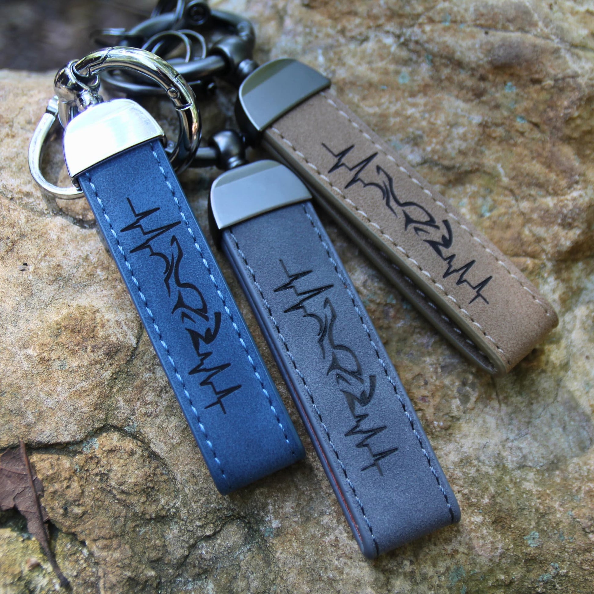 Porte clés en simili cuir gravés d'une ligne de vie traversant une moto. Idée cadeau originale pour passionné de moto !