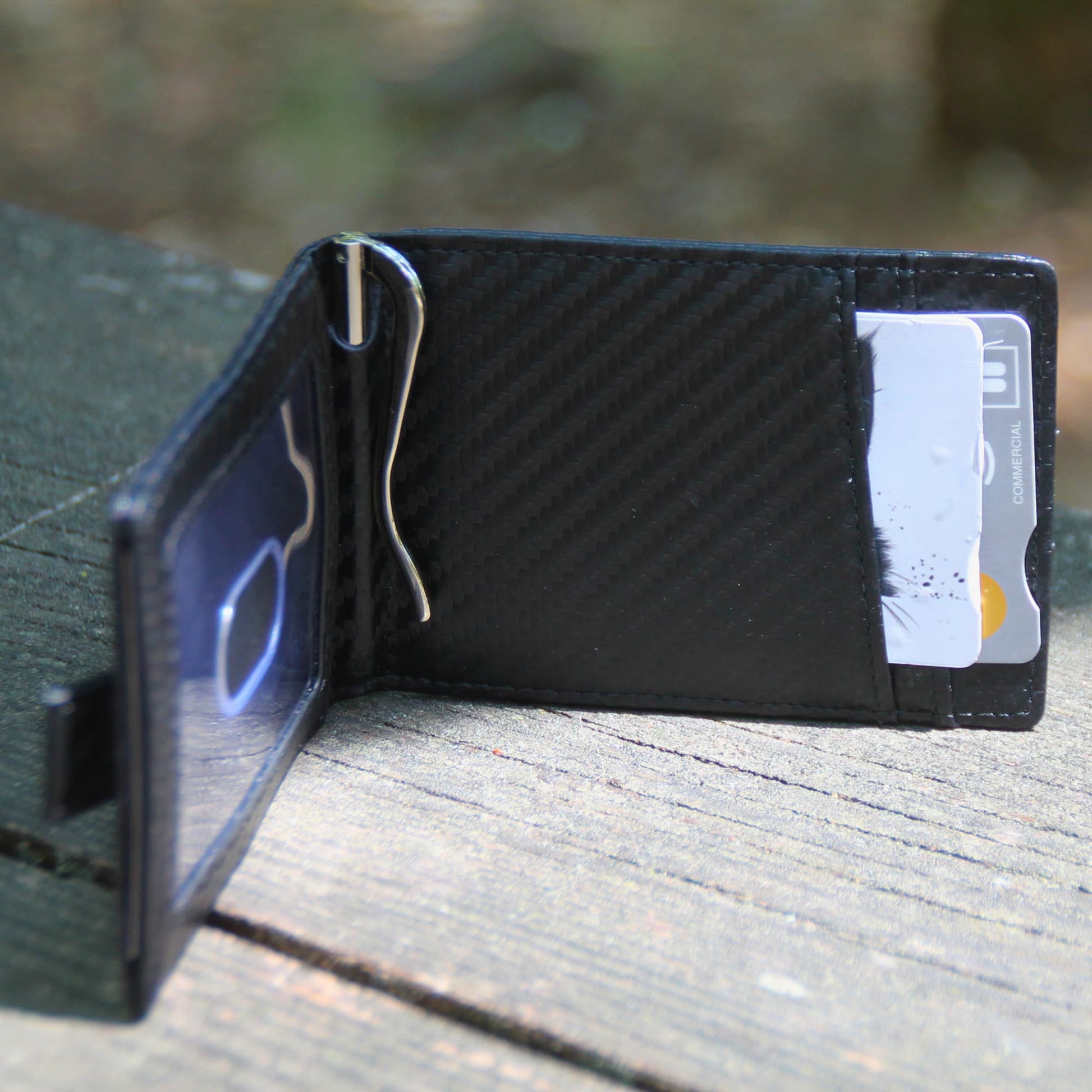 Porte feuille carbon noir en situation avec cartes de crédit