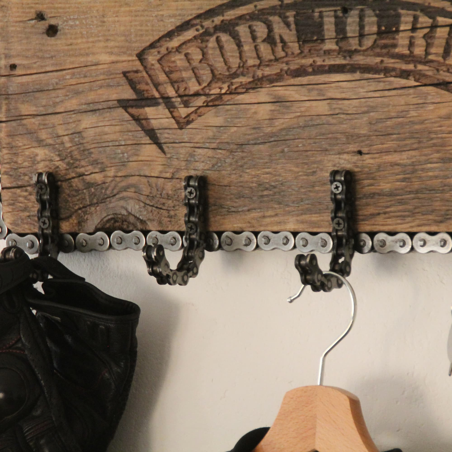 Détails du porte manteaux mural en bois recyclé et chaine de moto gravé Born to Ride