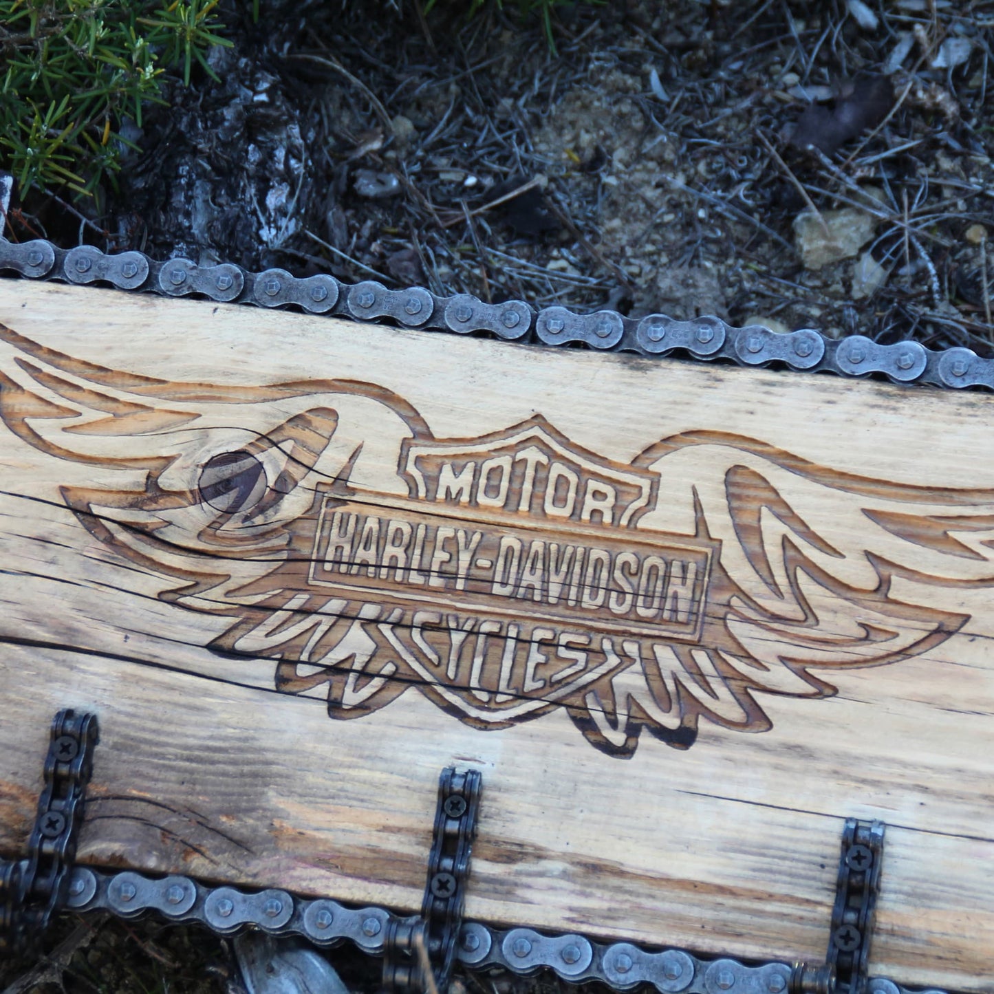 Magnifique piece unique cadeau motard. Le porte manteaux en bois et chaine moto Harley Davidson
