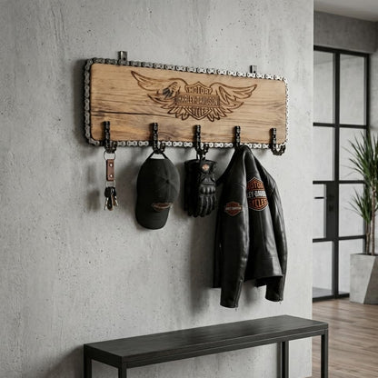Mise en situation par IA du porte manteau mural artisanal en bois et chaine de moto gravure Harley Davidson
