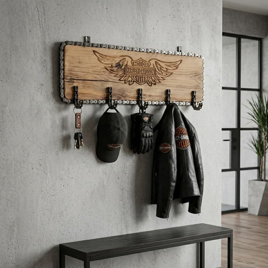 Mise en situation par IA du porte manteau mural artisanal en bois et chaine de moto gravure Harley Davidson