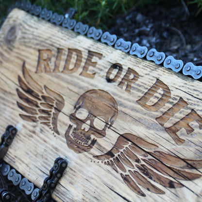 Gravure  Ride or Die du porte manteau mural bois et chaine de moto