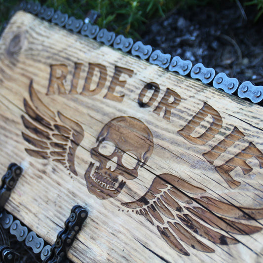 Gravure  Ride or Die du porte manteau mural bois et chaine de moto