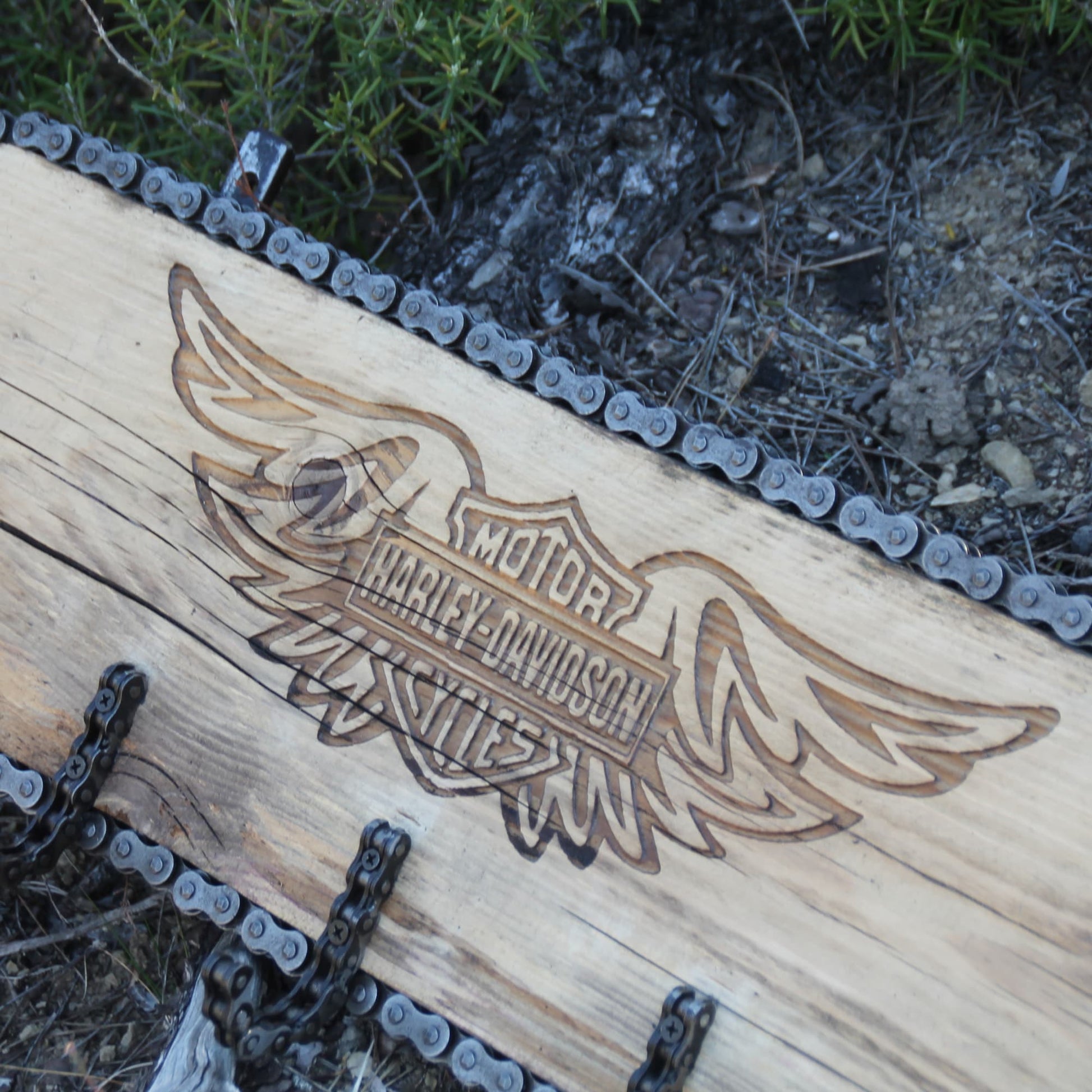 porte manteau mural artisanal en bois et chaine de moto gravure Harley Davidson