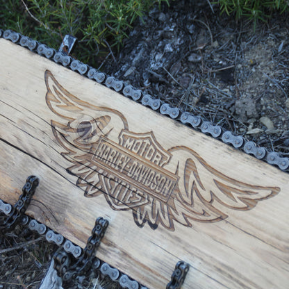 porte manteau mural artisanal en bois et chaine de moto gravure Harley Davidson