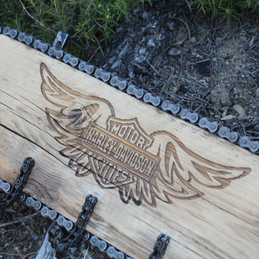 porte manteau mural artisanal en bois et chaine de moto gravure Harley Davidson