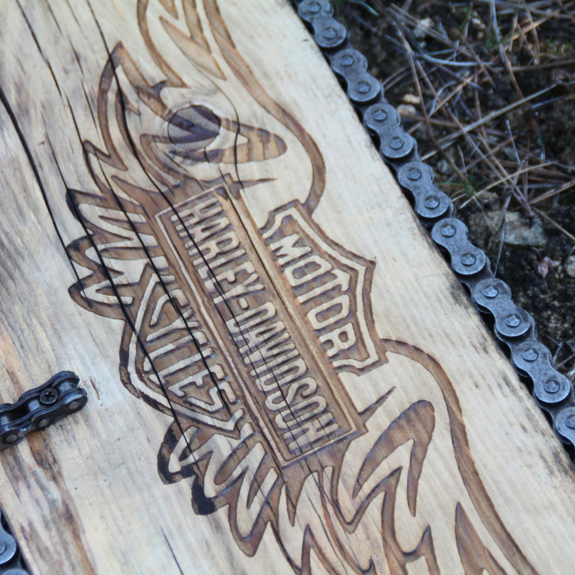 Gravure Harley Davidson et chaine de moto qui composent le porte manteaux mural artisanal en bois