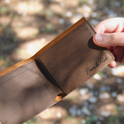 Intérieur du portefeuille ouvert montrant la gravure "Born to Ride" sur le compartiment principal.