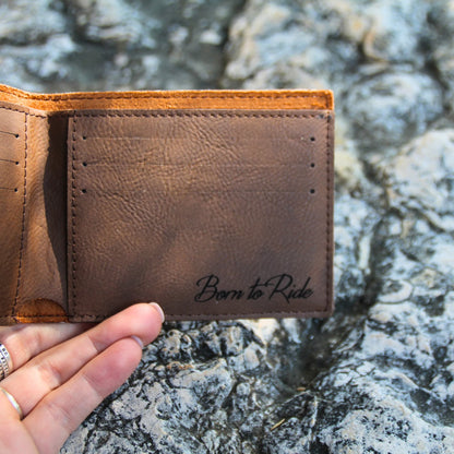 Portefeuille ouvert sans contenu, illustrant les différents compartiments pour cartes et billets.