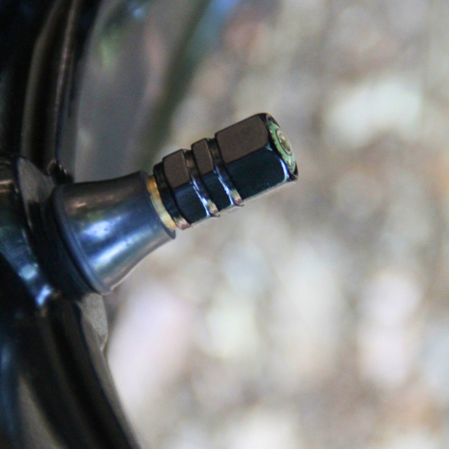 Vue de profile des bouchons de valve moto design balle.