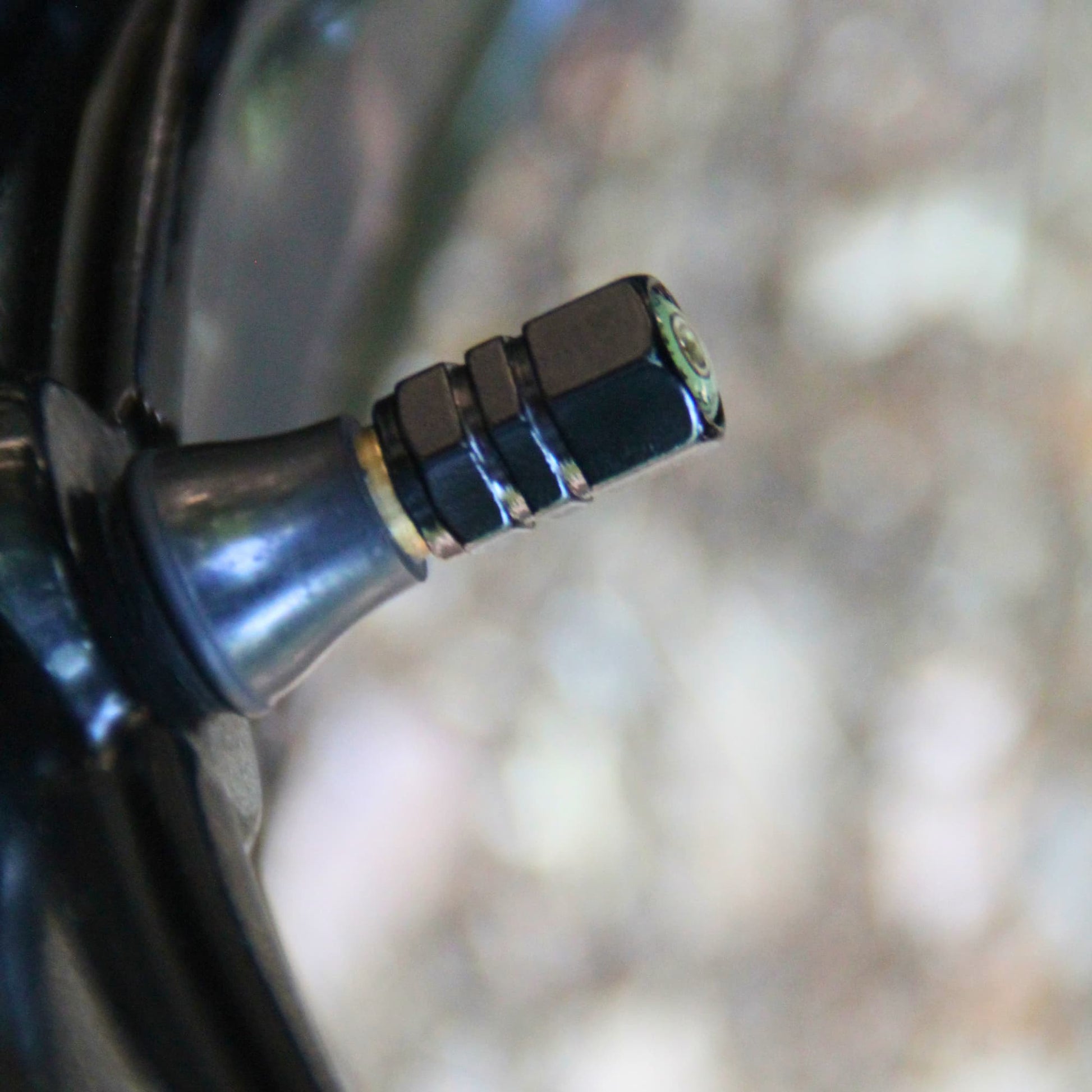 Vue de profile des bouchons de valve moto design balle.