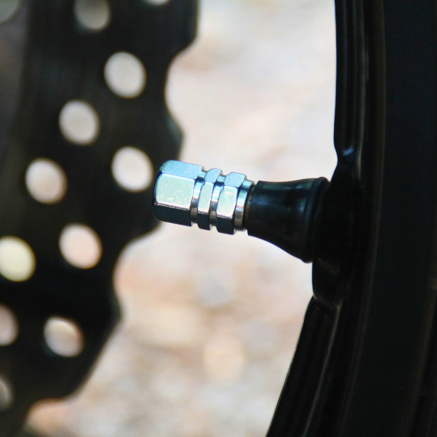Vue de profile des bouchons de valve de moto design Rose des Vents. 