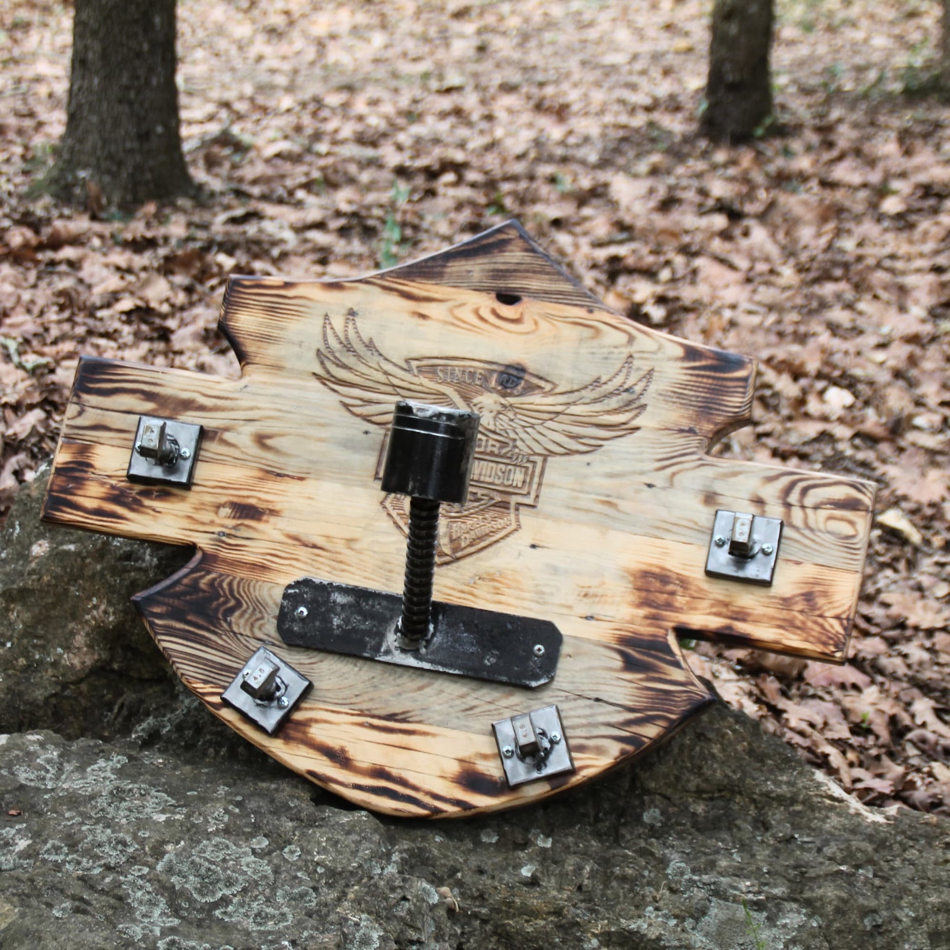 Support casque moto mural gravé Harley Davidson en bois brûlé artisanal – vue complète du porte casque moto avec effet torché noirci sur les bords et 4 gros crochets métal