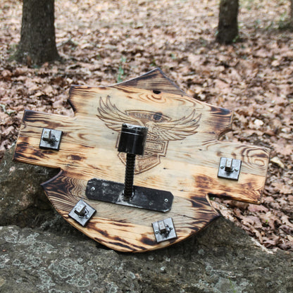 Support casque moto mural gravé Harley Davidson en bois brûlé artisanal – vue complète du porte casque moto avec effet torché noirci sur les bords et 4 gros crochets métal