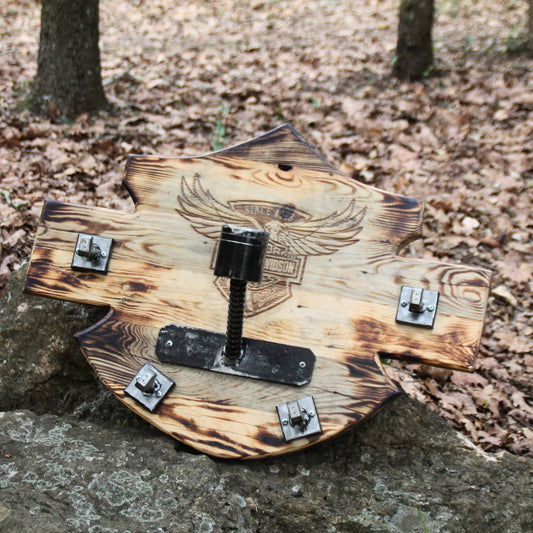 Support casque moto mural gravé Harley Davidson en bois brûlé artisanal – vue complète du porte casque moto avec effet torché noirci sur les bords et 4 gros crochets métal