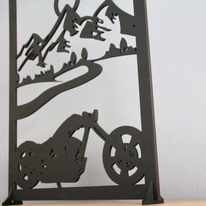 Motard en balade sur une route sinueuse, décor mural en bois pour intérieur.