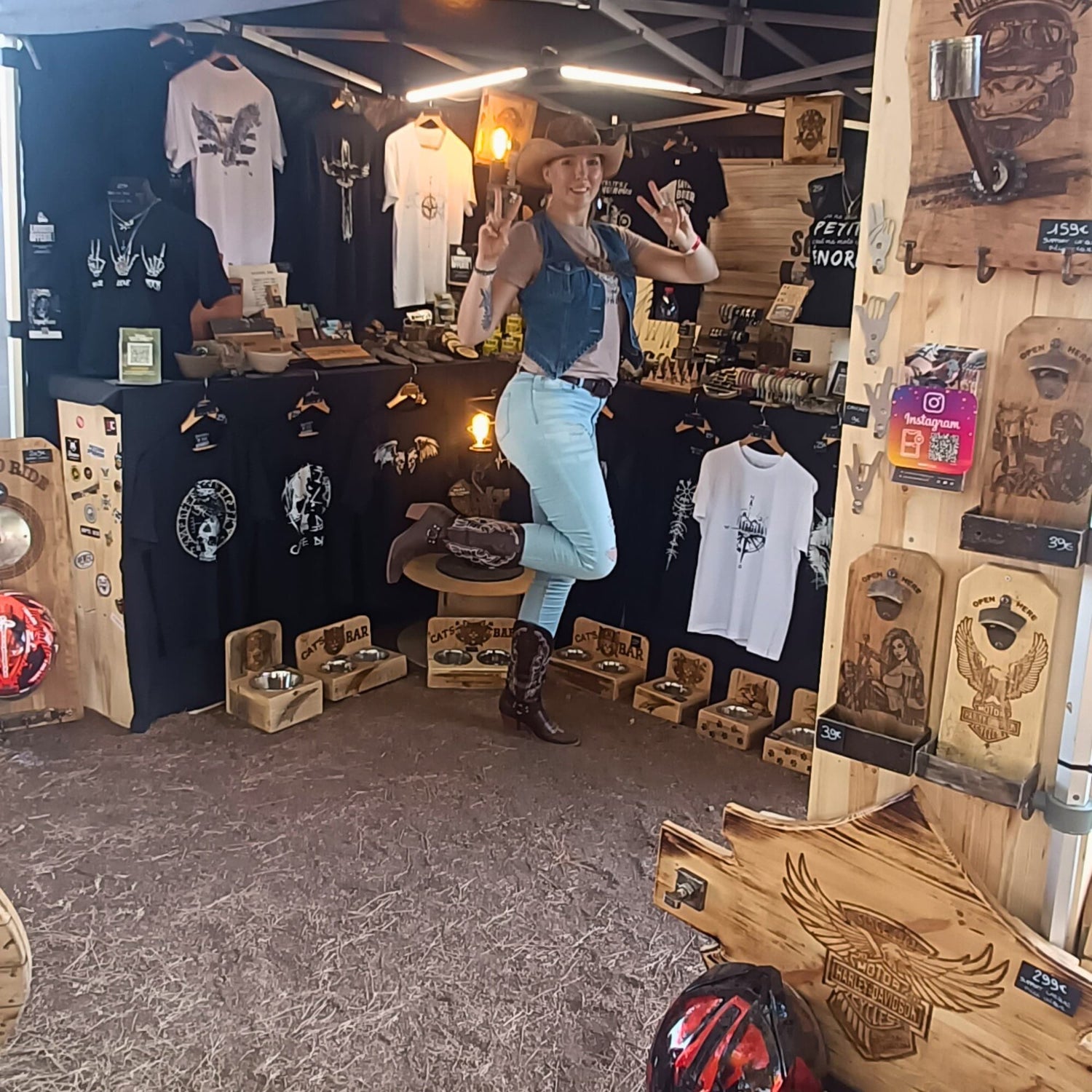 Stand Secrets de Bikers avec sa fondatrice, Déborah, au festival Hell's Week 2025 à Fréjus.