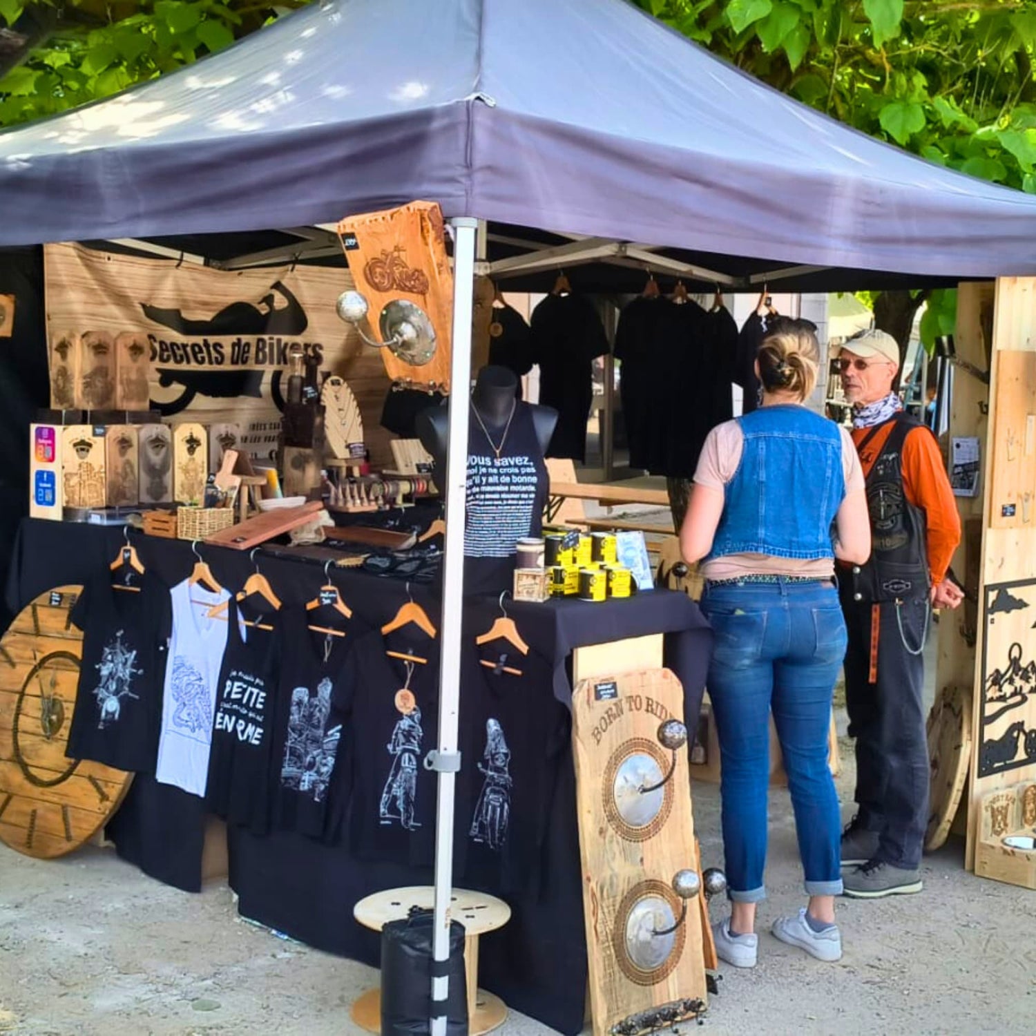 Stand exposant Secrets de Bikers sur le Festival des Vieilles roues à Valbonne en 2025