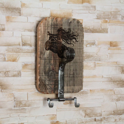 Support de casque moto gravé motarde en bois et métal recyclé fait à la main. Pièce unique.